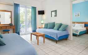 Wohnbereich mit Schlafsofas und Doppelzimmer der 2-Zimmer-Suite Iris